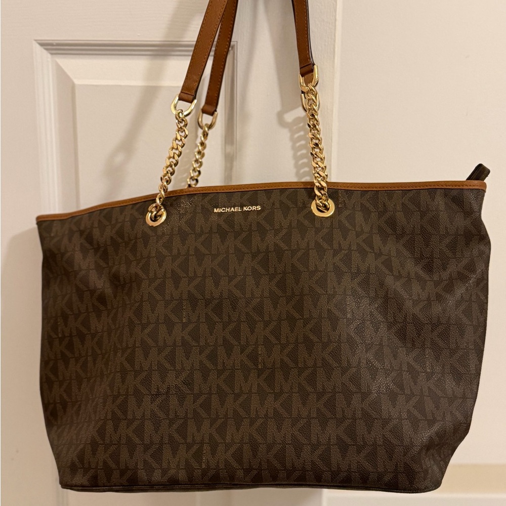 Michael Kors Jet Set Chain-Brown
MONO MK Tote gold bag